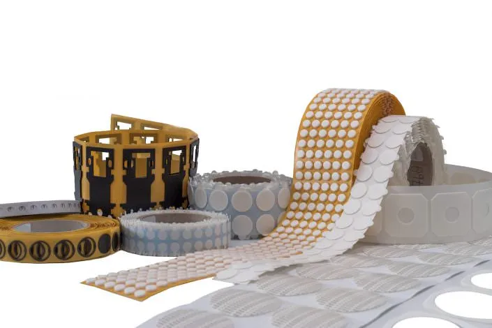 Formstanzteile nach Maß. Stanzteile aus PE-Schaum, PU und Klebstoffträgern auf Rolle