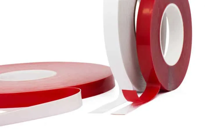 Logo-Bond Plus randpassiviertes Acrylatklebeband von Logo-Flex, klebefreie Kanten für saubere Automation und Rahmenverklebung